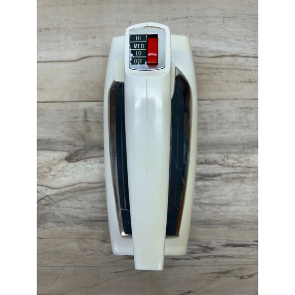 Vintage 1960s General Electric Portable 3 Speed Hand Electric Mixer Model 20M47 - Picture 8 of 16